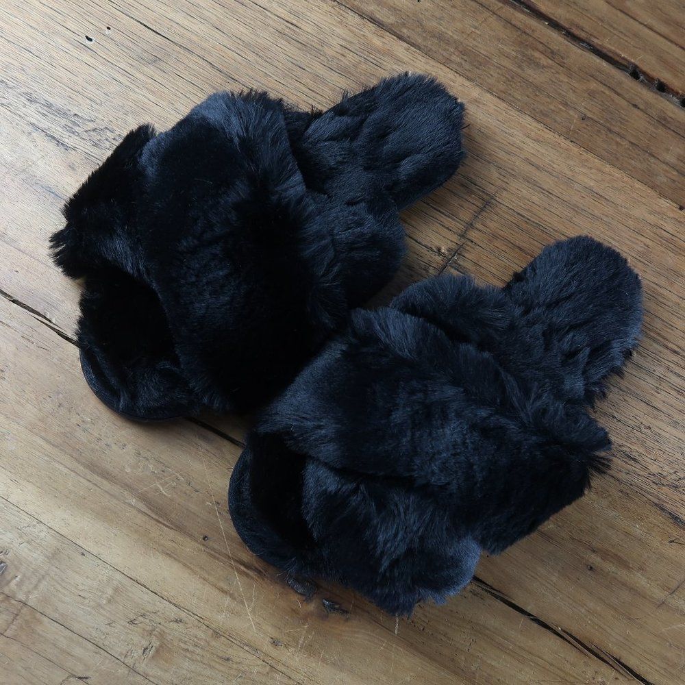 FAMIPORT BLACK FLUFFY CROSS BAND HOUSE SLIPPERS SIZE LARGE